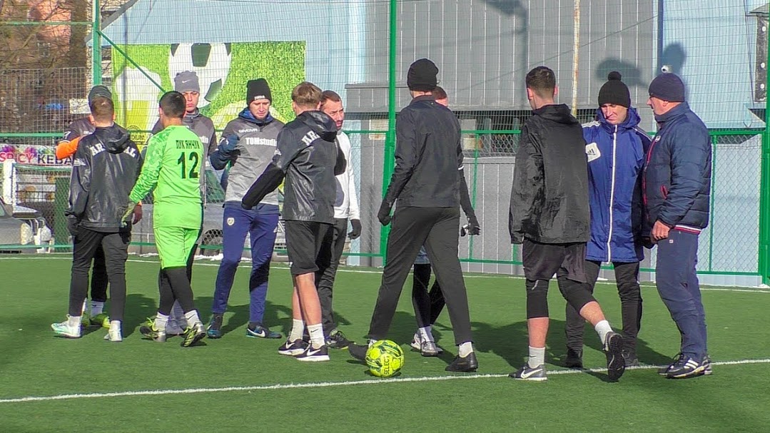 Group of people playing mini football Группа людей играющих в мини-футбол