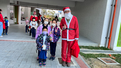 112-12-22 聖誕相遇校門前(另開新視窗)