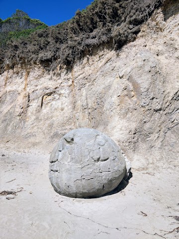 Moeraki Boulders Beach