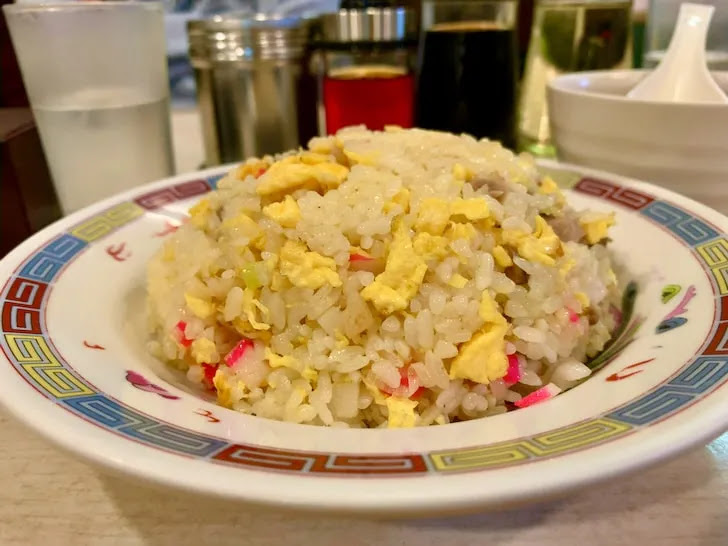 丸く山のように盛られた龍味のチャーハン