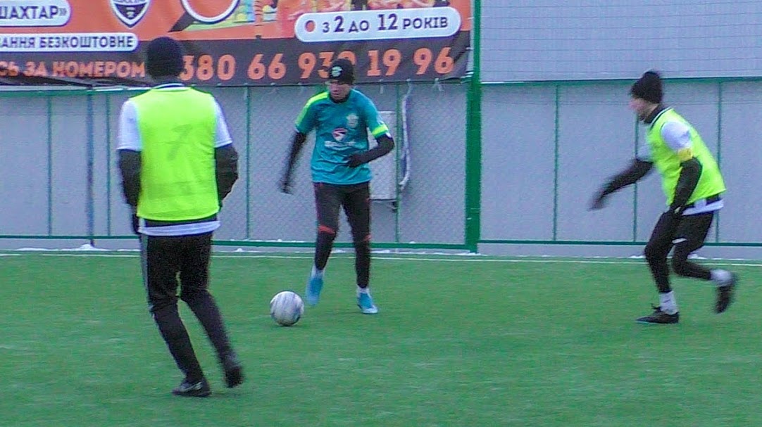 Group of people playing mini football Группа людей играющих в мини-футбол