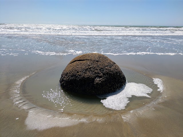 Moeraki Boulders Beach