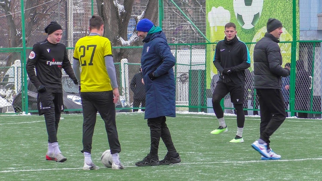 Group of people playing mini football Группа людей играющих в мини-футбол