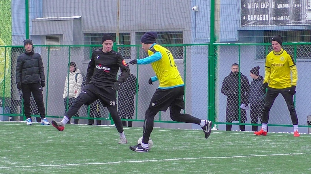 Group of people playing mini football Группа людей играющих в мини-футбол