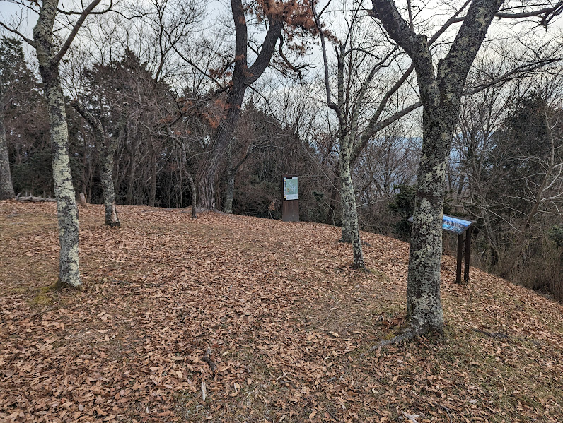 山頂は結構広いです。