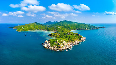 Cruise along the coast of Koh Tao