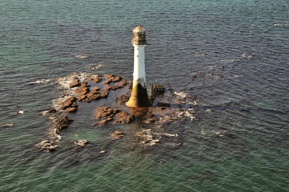 Farol Bell Rock: Uma majestosa sentinela no coração do mar