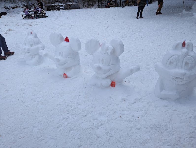 山頂広場の雪像たち