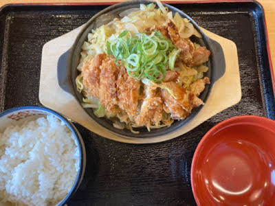 かつ丼のかつさと鉄板 醤油とんこつ焼きラーメン