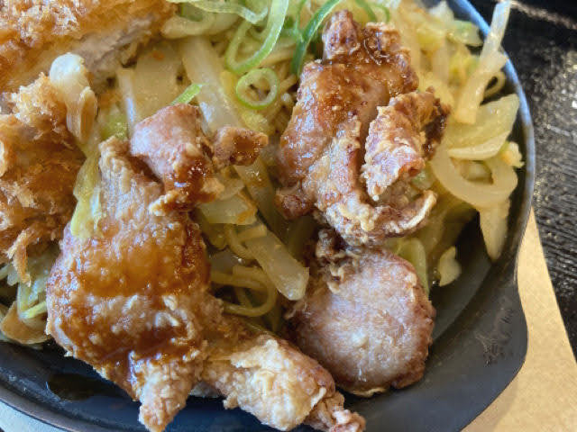 かつ丼のかつさと鉄板 醤油とんこつ焼きラーメン