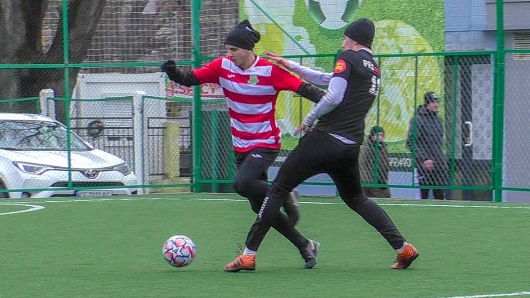 Group of people playing mini football Группа людей играющих в мини-футбол