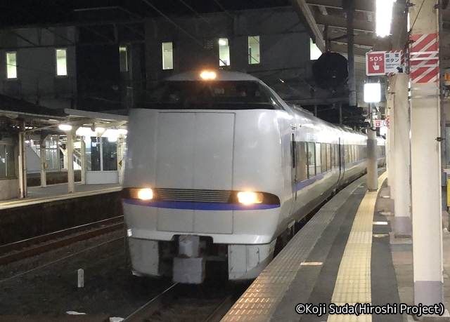 JR西日本　北陸本線　681系＆683系「サンダーバード48号」　敦賀駅にて_01