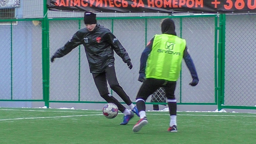 Group of people playing mini football Группа людей играющих в мини-футбол