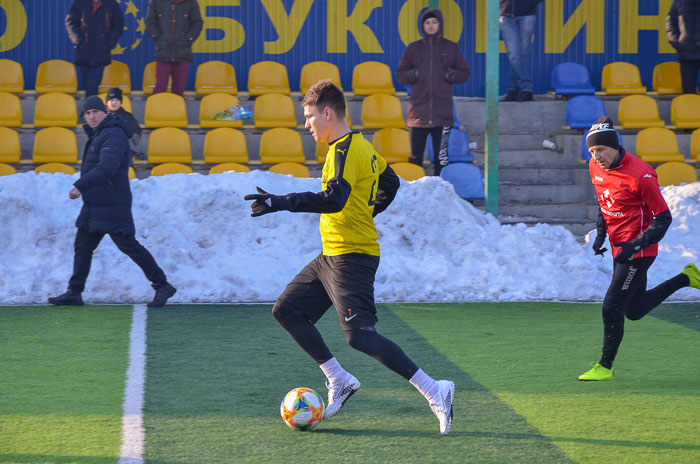 Group of people playing mini football Группа людей играющих в мини-футбол