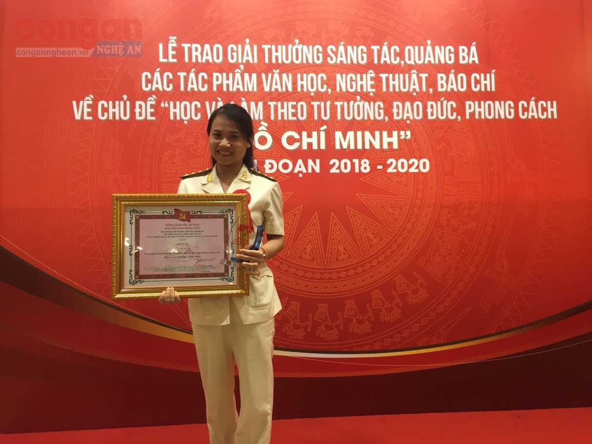 Một lần nữa, “đứa con tinh thần” “Nêu gương cán bộ Đảng viên: Nhiệm vụ liên tục, thực hiện thường xuyên” (5 kì) của Đại uý Ngô Thị Hậu cùng đồng nghiệp lại được xướng tên với giải B tại lễ trao giải cuộc thi sáng tác, quảng bá tác phẩm văn học, nghệ thuật, báo chí về chủ đề “Học tập và làm theo tư tưởng, đạo đức, phong cách Hồ Chí Minh” diễn ra ngay tại Nhà hát Lớn thành phố Hà Nội vào tối 13/5 vừa qua. Đây không chỉ là vinh dự cho cá nhân, gia đình, tòa soạn Báo Công an Nghệ An, đơn vị mà Đại uý Ngô Thị Hậu đang công tác mà còn là niềm vinh dự cho cả đội ngũ làm báo Công an nhân dân và báo chí tỉnh nhà khi tác phẩm của Hậu và đồng nghiệp cũng chính là đại diện duy nhất của tỉnh Nghệ An được xướng tên trong giải thưởng cao quý này. (Trong ảnh, Đại uý Ngô Thị Hậu tại lễ trao giải tối 13/5/2020.)