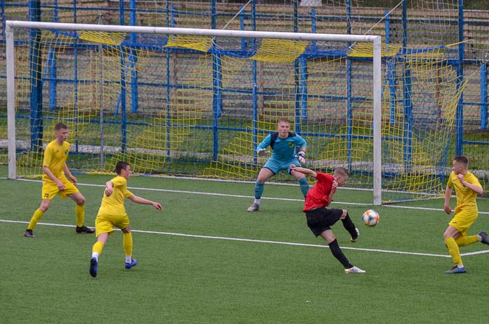 Group of people playing mini football Группа людей играющих в мини-футбол