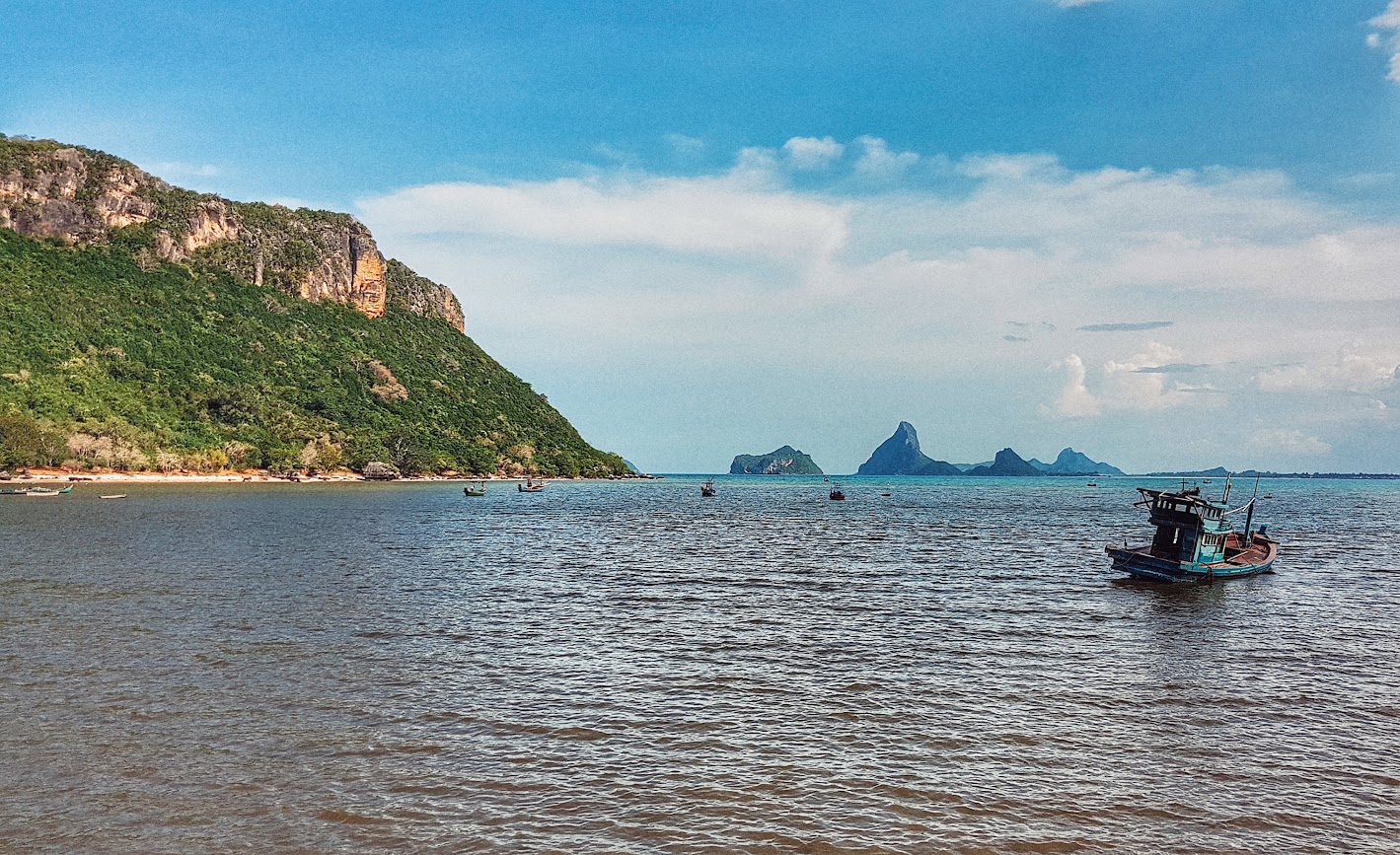 Prachuap Khiri Khan Bay
Thailand
Fishermen boat