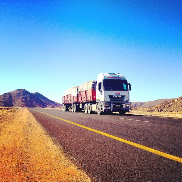 φορτηγό διασχίζοντας ατελείωτες ευθείες στην μέση της ερήμου νότια αφρική