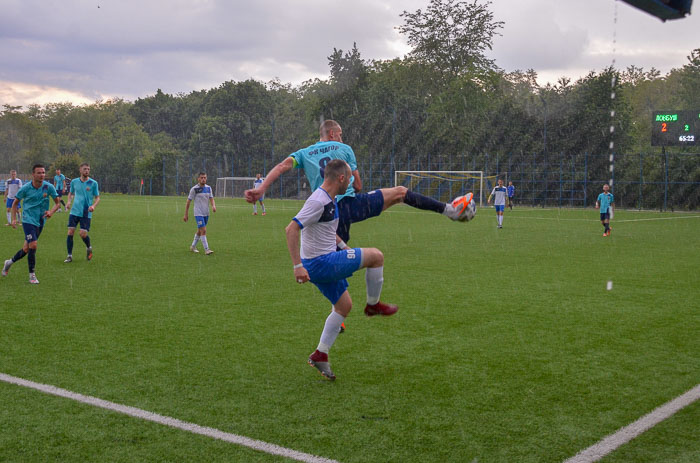 Group of people playing mini football Группа людей играющих в мини-футбол