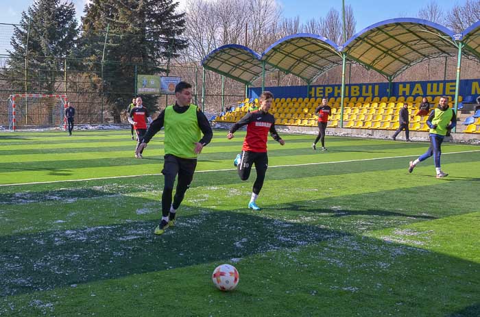 Group of people playing mini football Группа людей играющих в мини-футбол