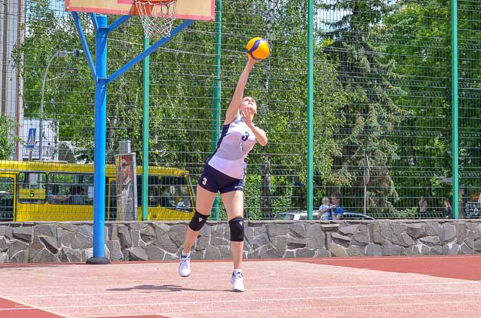 Group of people playing volleyball Группа людей играющих в волейбол