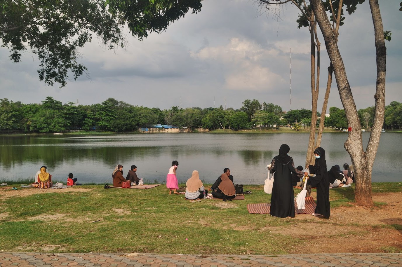 Yala City
Suan Khwan Muang Park
Yala Province
Thailand
Families having picnics