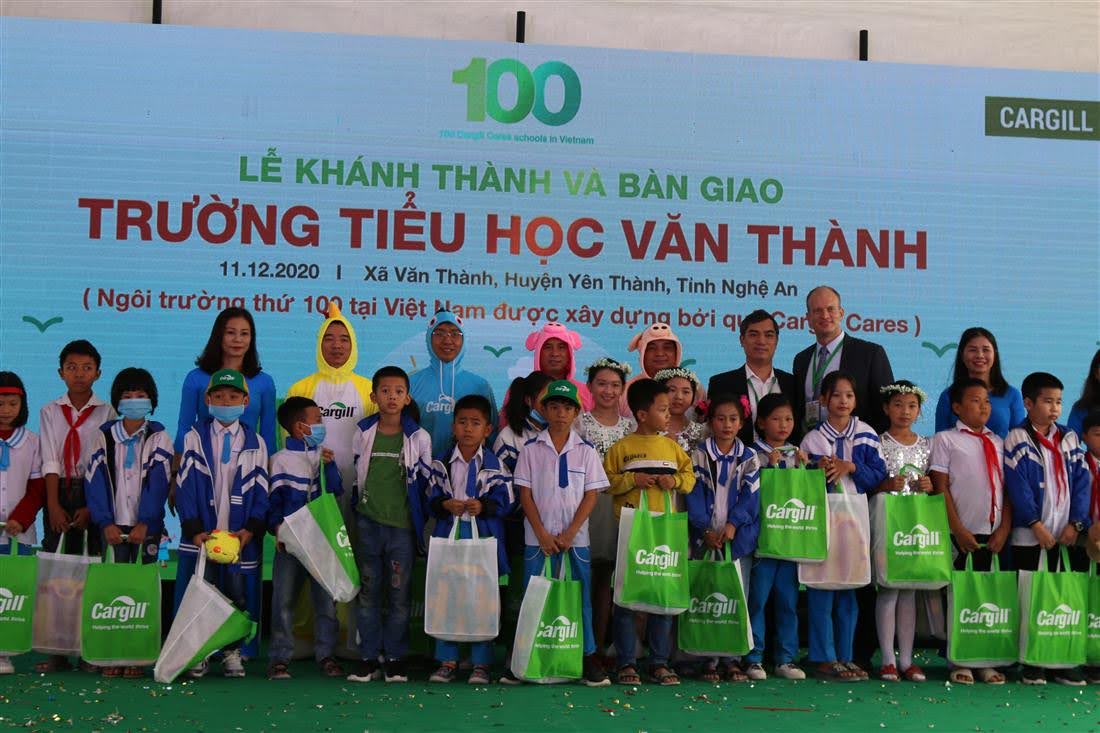 Tặng quà cho các em học sinh có thành tích cao trong học tập 