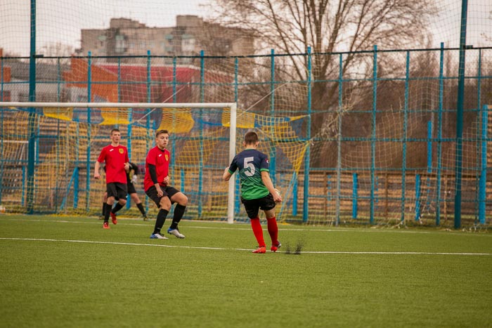 Group of people playing mini football Группа людей играющих в мини-футбол