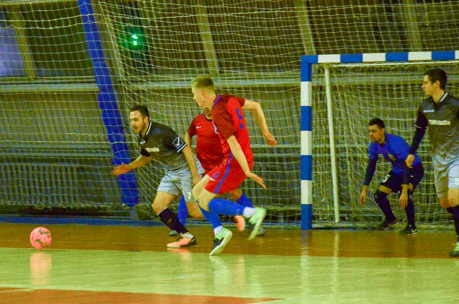 Group of people playing futsal Группа людей играющих в футзал