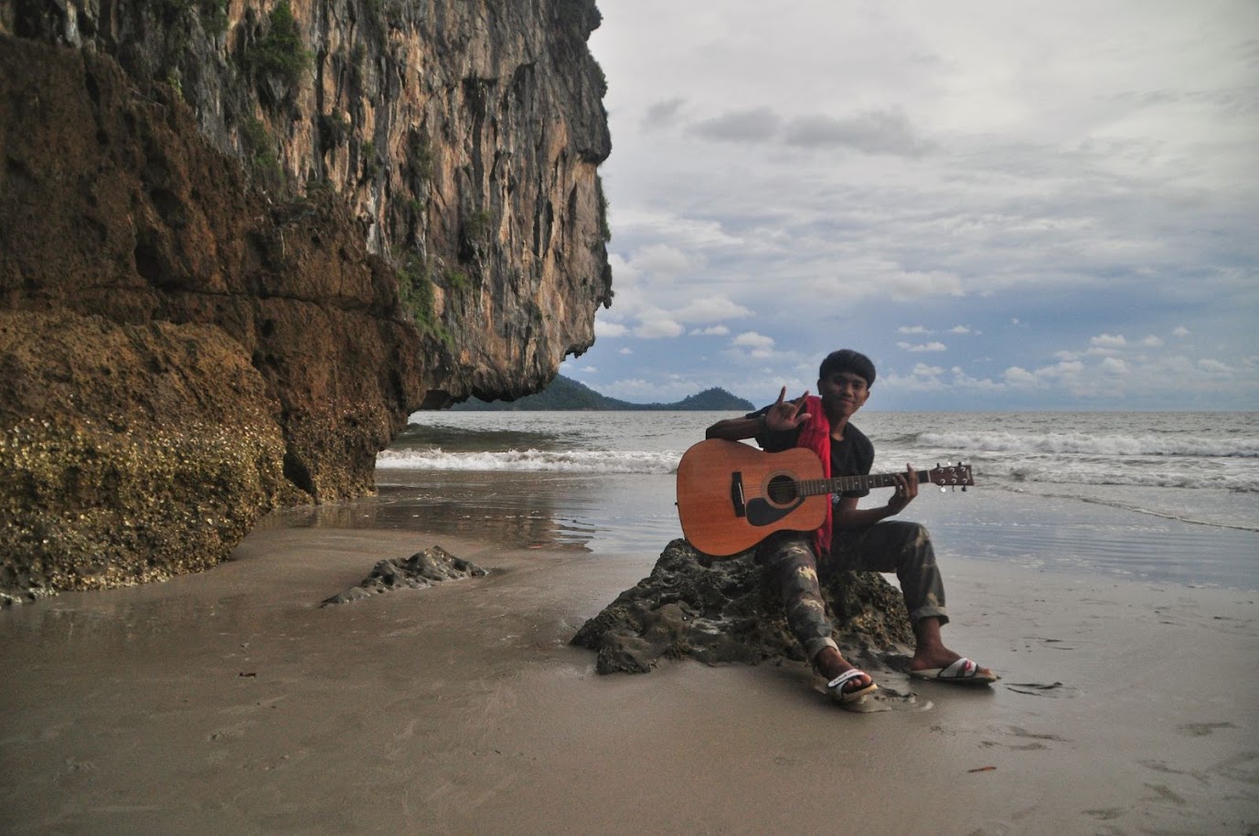 Hat Yao Beach
Thailand
Limestone rock
Thai boy playing guitar