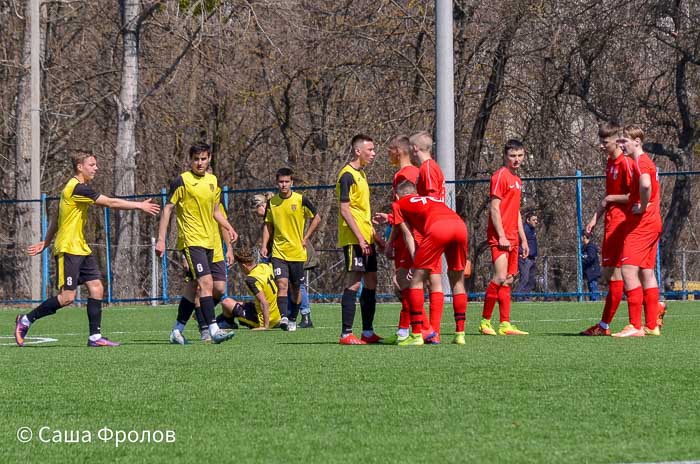 Group of people playing mini football Группа людей играющих в мини-футбол