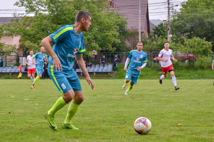 Group of people playing mini football Группа людей играющих в мини-футбол