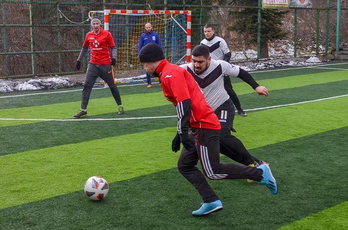 Group of people playing mini football Группа людей играющих в мини-футбол