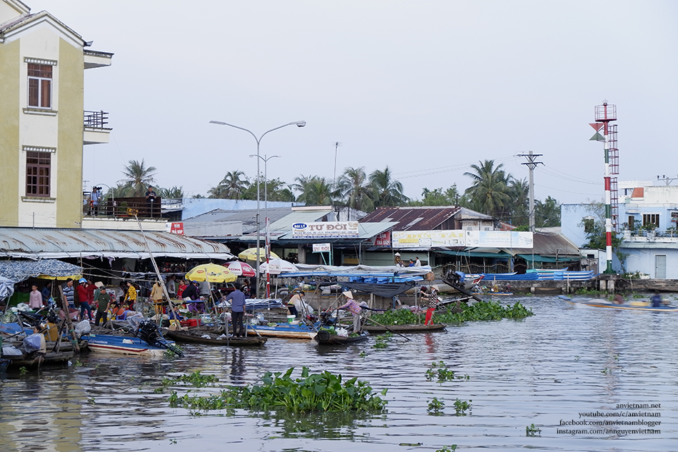 Sớm mai trên chợ nổi Ngã Năm Sóc Trăng