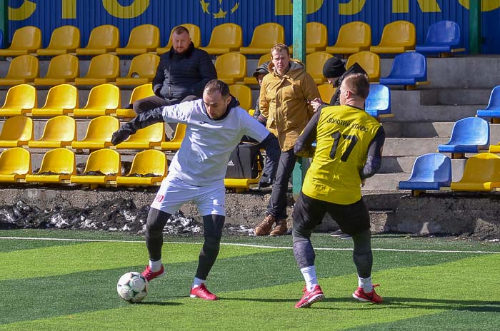 Group of people playing mini football Группа людей играющих в мини-футбол