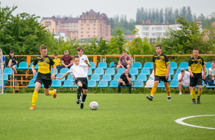 Group of people playing mini football Группа людей играющих в мини-футбол