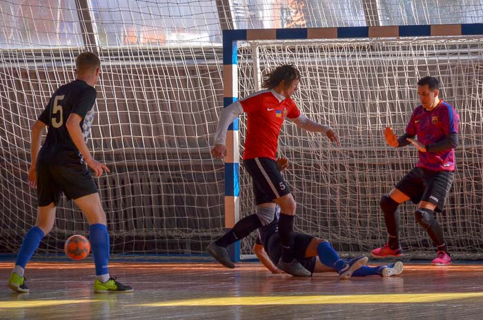 Group of people playing futsal Группа людей играющих в футзал