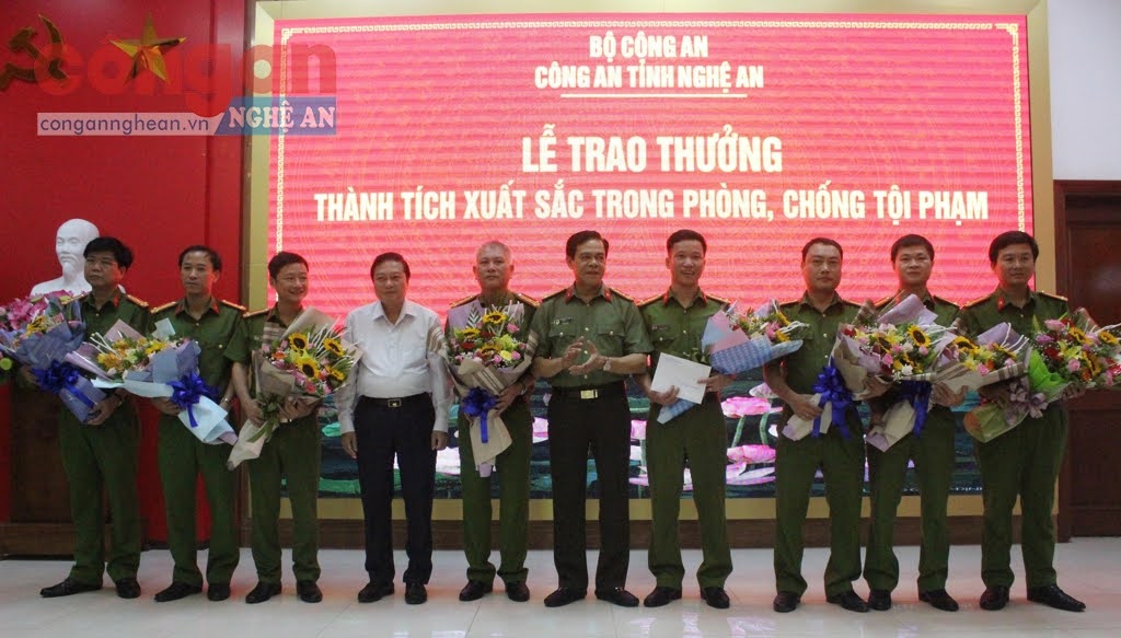 Các đồng chí Lê Hồng Vinh, Ủy viên BTV Tỉnh ủy, Phó Chủ tịch Thường trực UBND tỉnh và Đại tá Võ Trọng Hải, Ủy viên BTV Tỉnh ủy, Giám đốc Công an tỉnh trao thưởng cho các lực lượng tham gia phá án