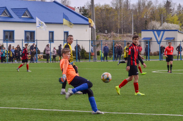 Group of people playing mini football Группа людей играющих в мини-футбол