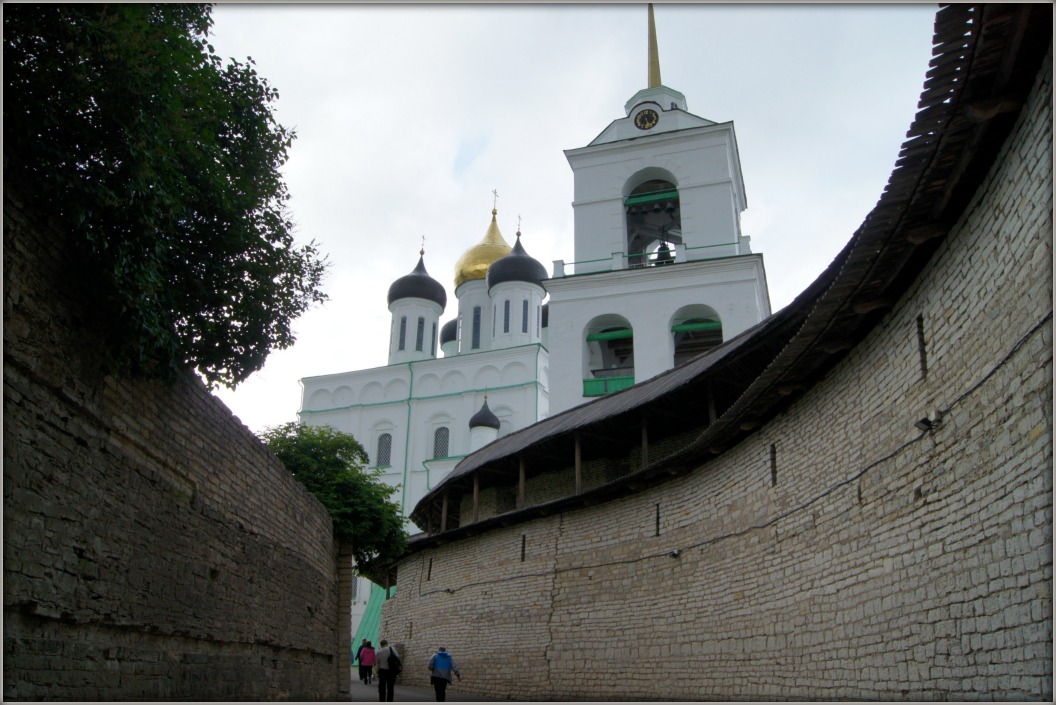 На белые ночи в Петербург (Царское село, Петергоф) через Печоры и Псков. Фотозарисовки из прошлого.