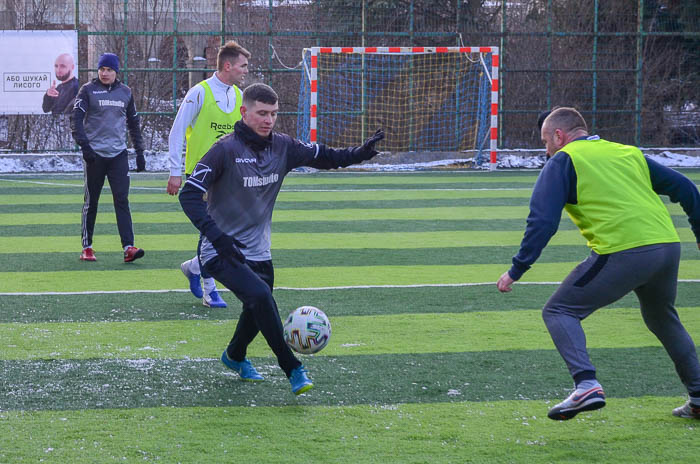 Group of people playing mini football Группа людей играющих в мини-футбол