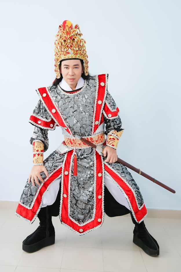 CA SĨ MICHAEL LANG VỚI TRANG PHỤC CỔ TRANG LẠ