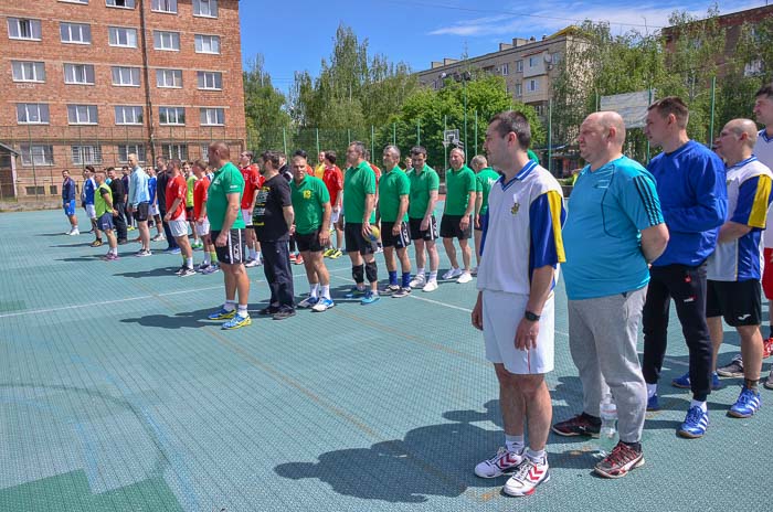 Group of people playing volleyball Группа людей играющих в волейбол