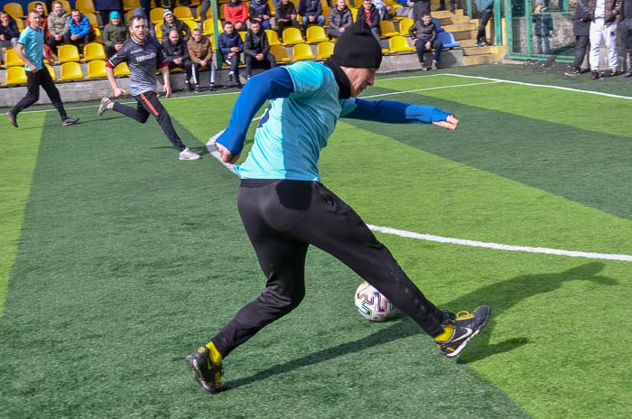 Group of people playing mini football Группа людей играющих в мини-футбол