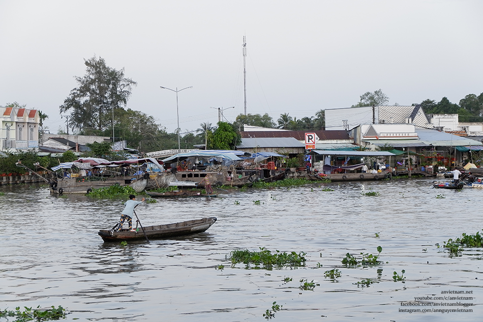 Sớm mai trên chợ nổi Ngã Năm Sóc Trăng