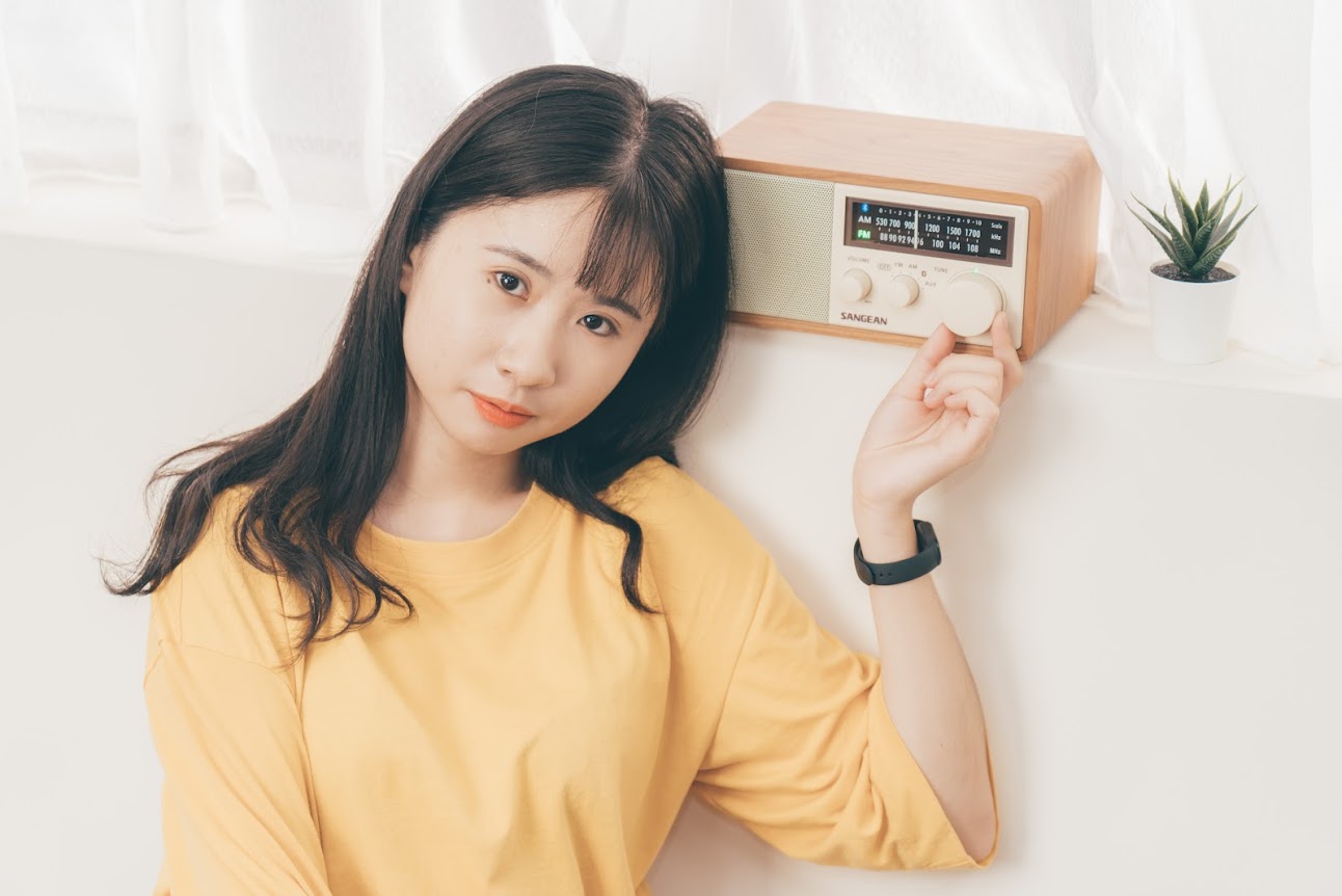 山進 SANGEAN WR-16 復古收音機開箱評測 Podcast 更有感！｜藍牙喇叭、支援 Spotify 串流、智慧音箱、網路電台、NFC、SBC、3.5mm ｜科技狗 - 3.5mm 耳機孔, Amazon, NFC, Podcast, SANGEAN, SBC, Spotify, WR-16, 串流, 亞馬遜, 免費串流, 古典, 國際大廠, 好用, 山進, 復古, 推薦, 收訊, 收音機, 智慧音箱, 智慧音響, 網路電台, 老廠牌, 藍牙喇叭, 藍牙音箱, 藍牙音響, 評價, 評測, 調頻, 開箱, 音質 - 科技狗 3C DOG