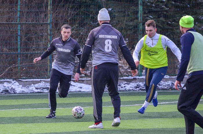 Group of people playing mini football Группа людей играющих в мини-футбол