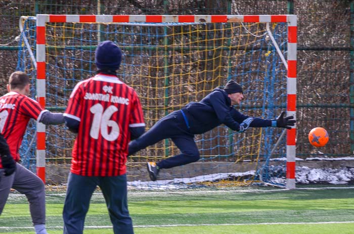 Group of people playing mini football Группа людей играющих в мини-футбол