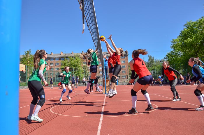 Group of people playing volleyball Группа людей играющих в волейбол