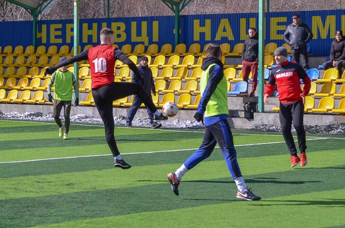 Group of people playing mini football Группа людей играющих в мини-футбол